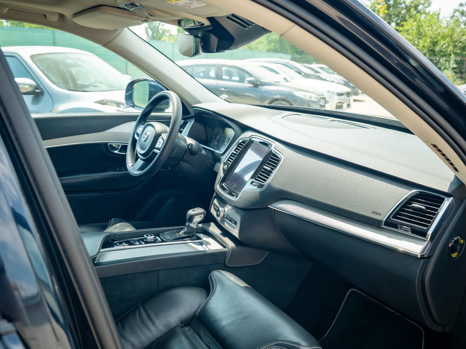 Volvo XC90 — habitaclu cu volan, bord și scaunele din față.