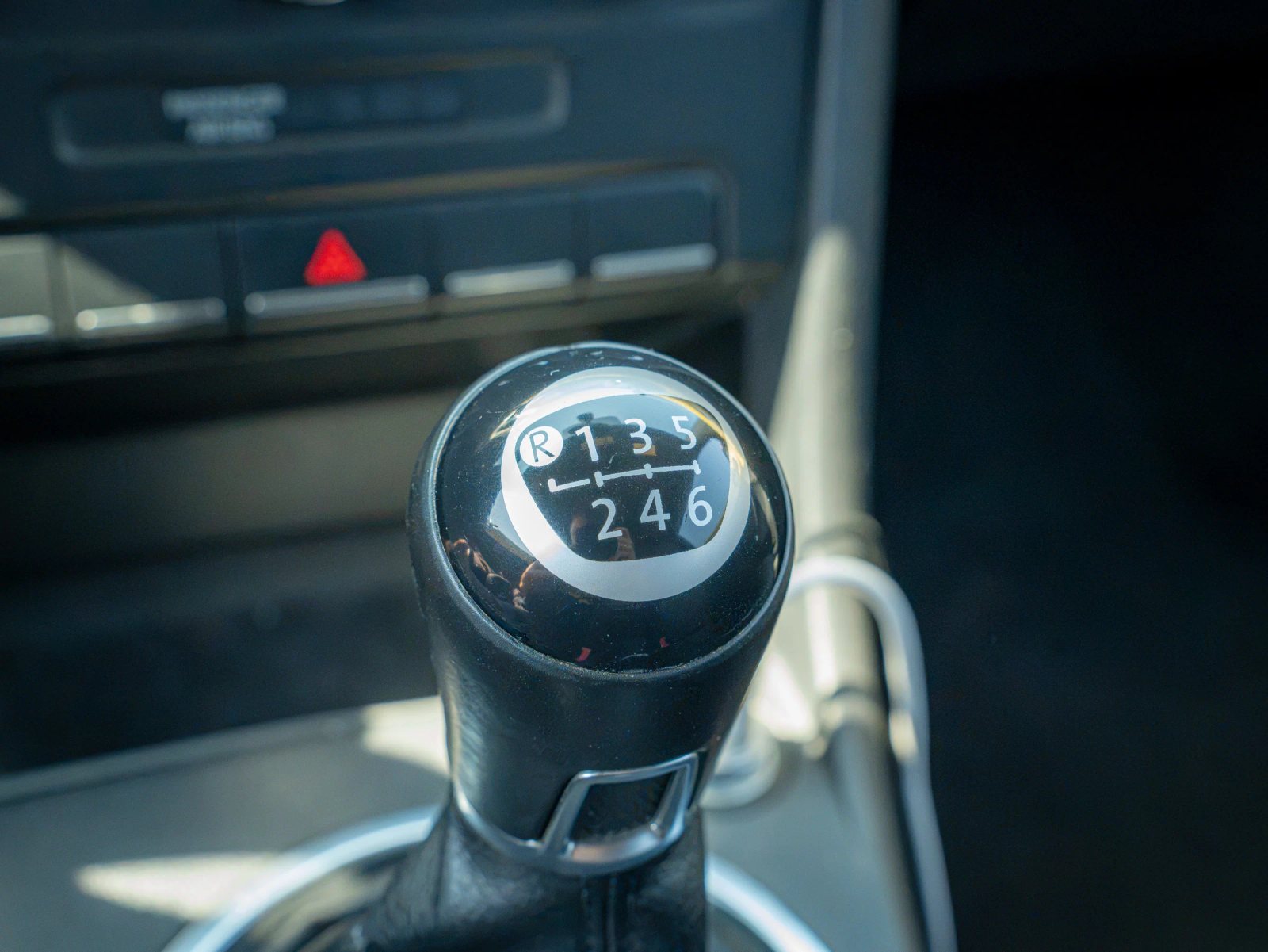 Volkswagen Beetle — prim-plan al schimbătorului de viteze.