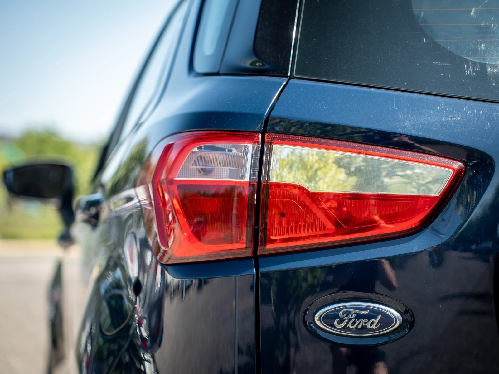 Ford EcoSport — detaliu al stopului și hayonului.