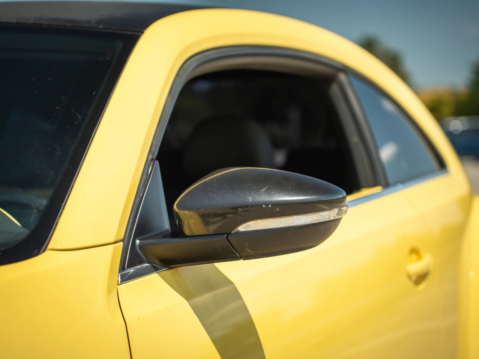 Volkswagen Beetle — detaliu al oglinzii exterioare.