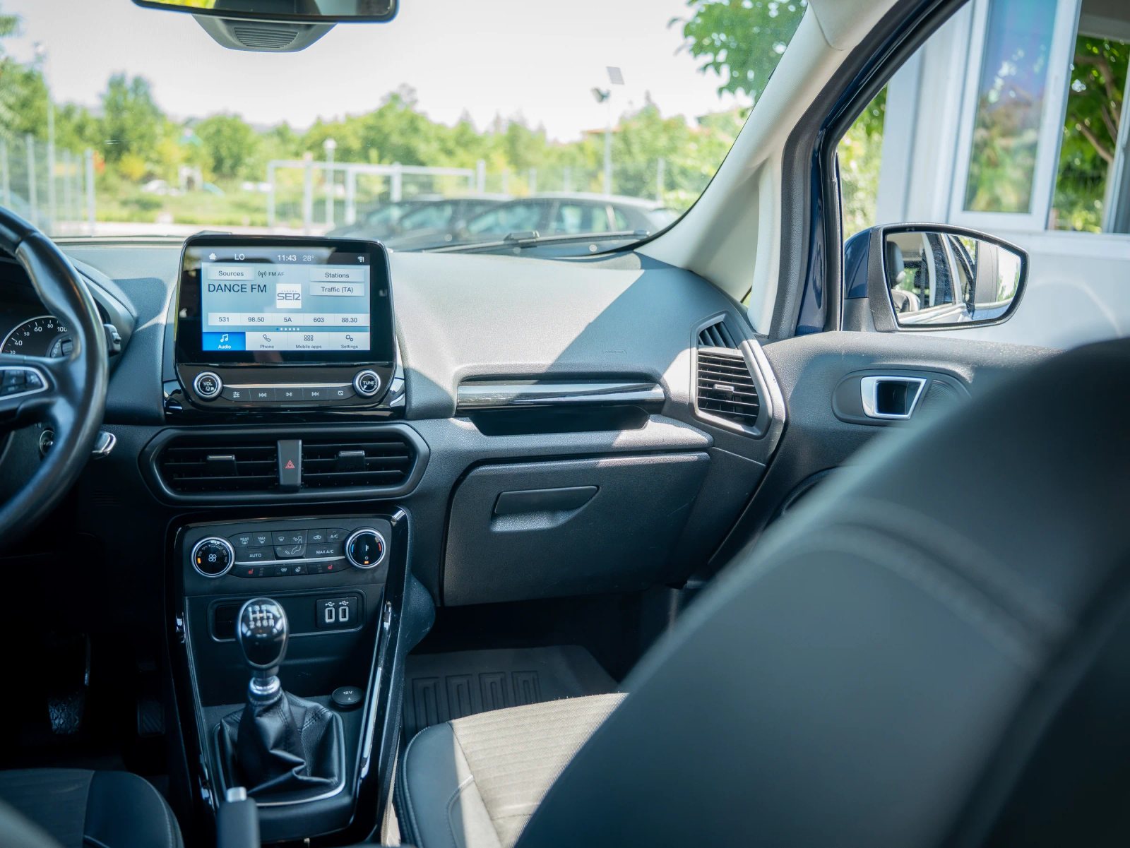 Ford EcoSport — vedere de ansamblu a bordului și consolei centrale.