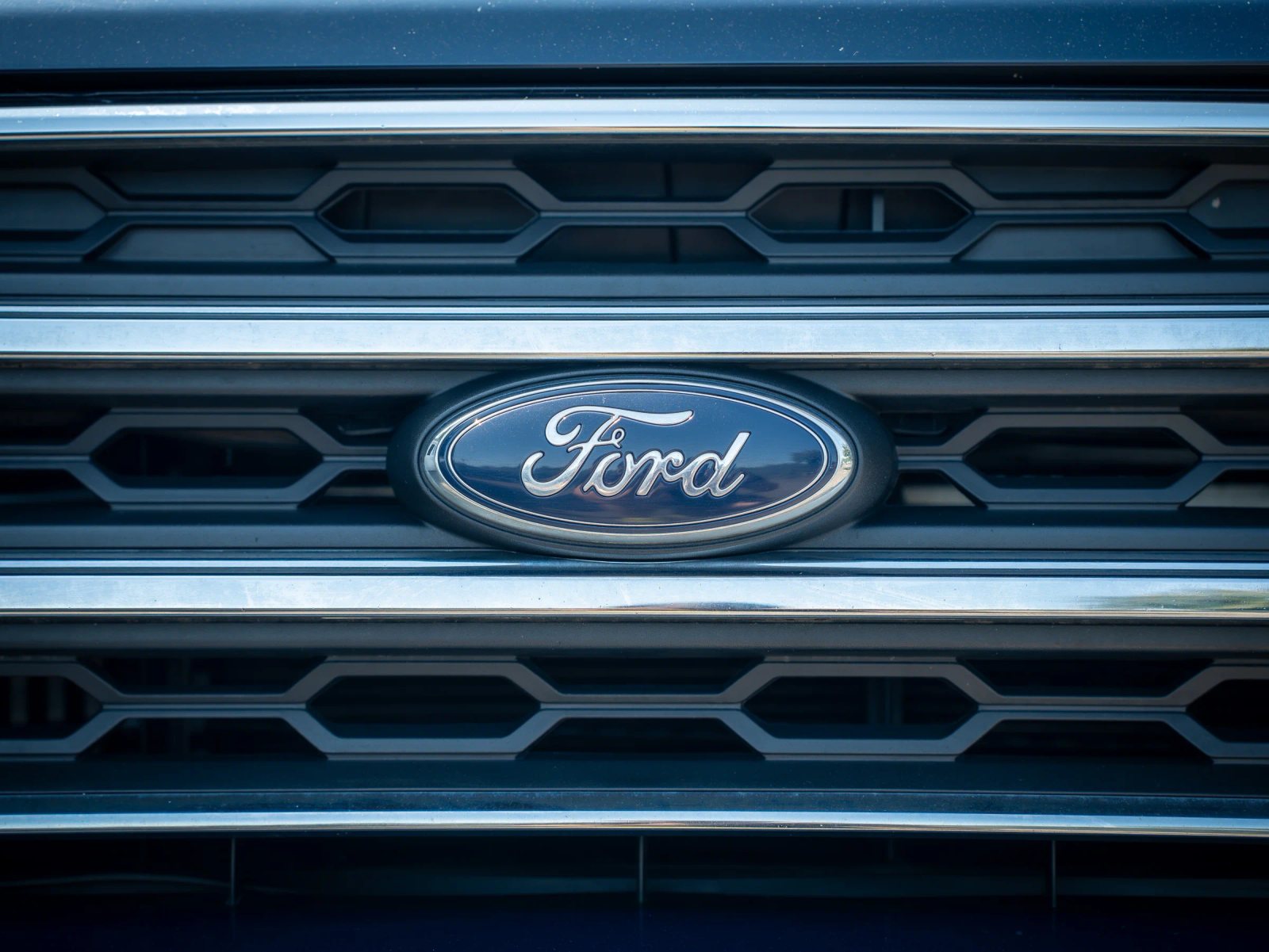 Ford EcoSport — detaliu al grilei frontale și emblemei.