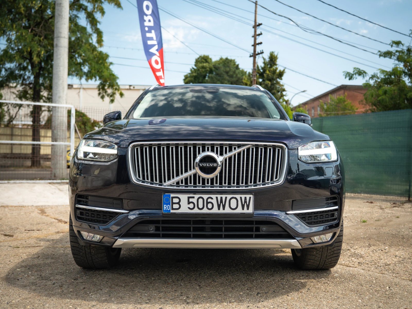 Volvo XC90 — vedere frontală în parcare.