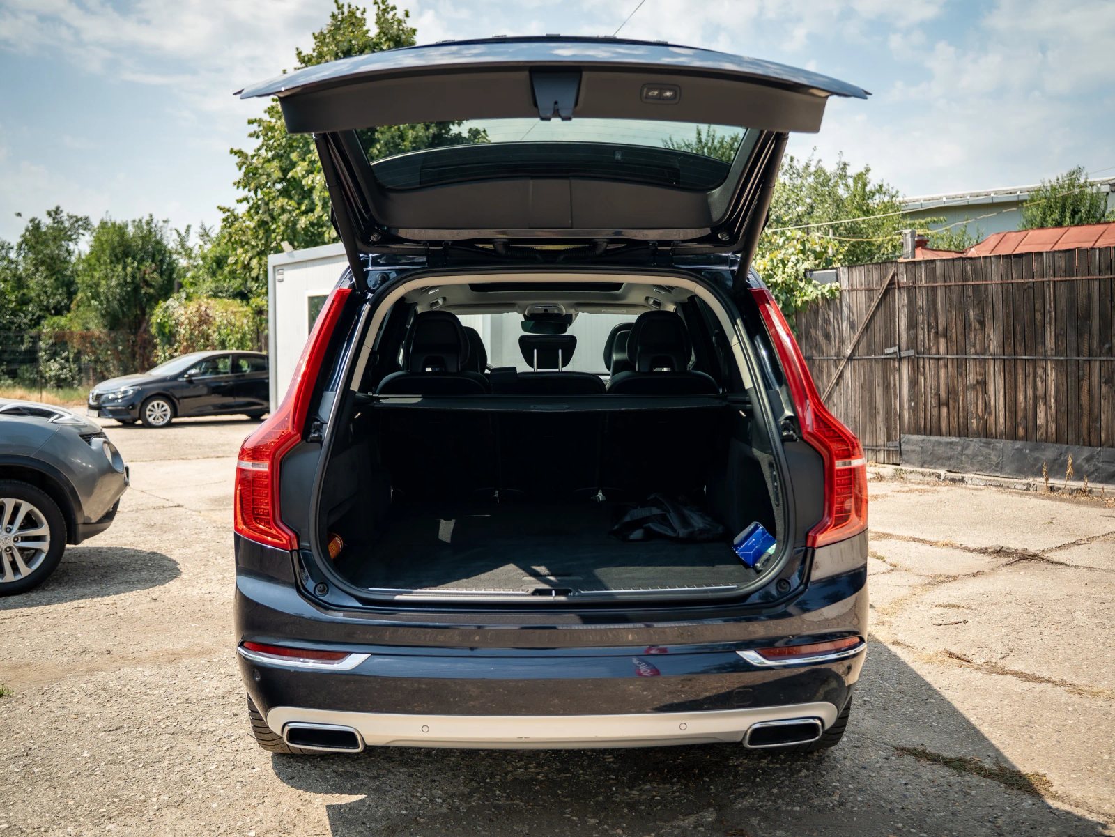 Volvo XC90 — portbagaj deschis, văzut din spate.