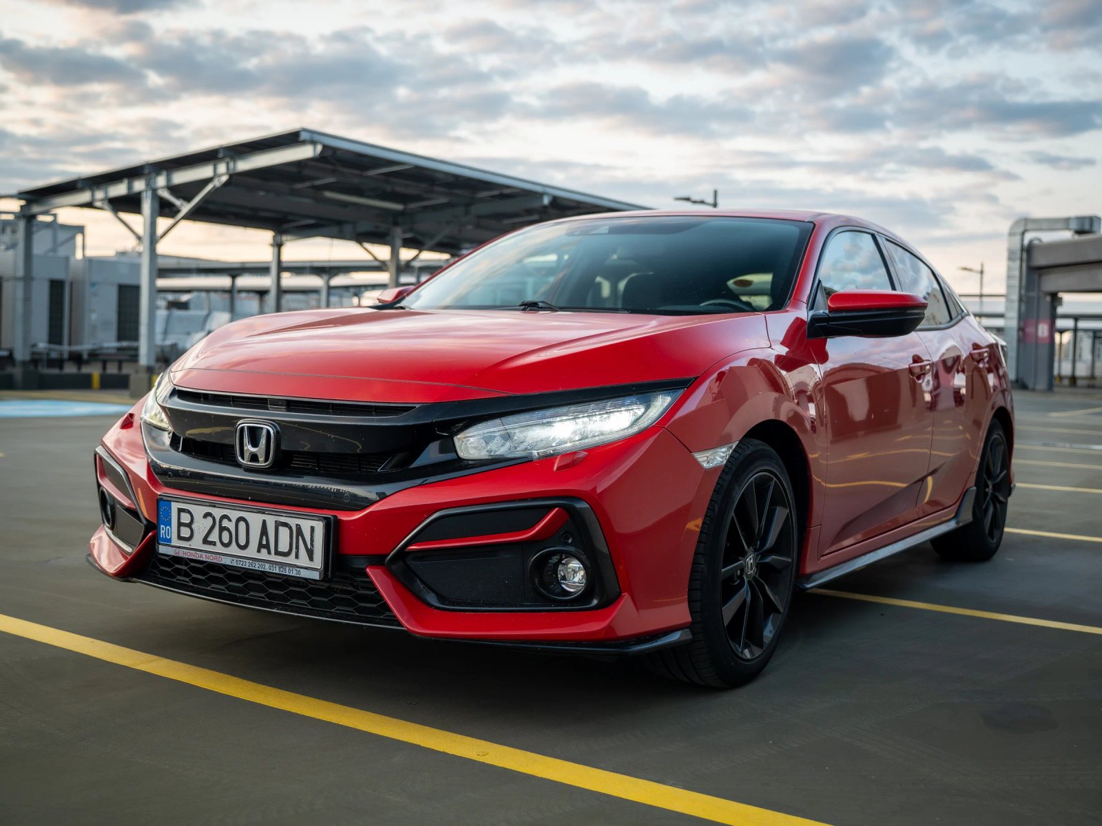 Honda Civic — vedere din față la trei sferturi.