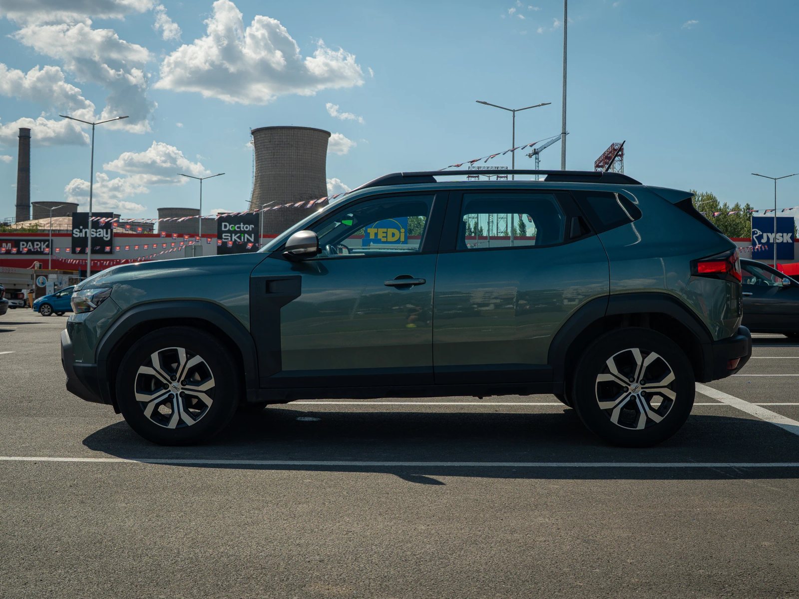 Dacia Duster — profil lateral complet.