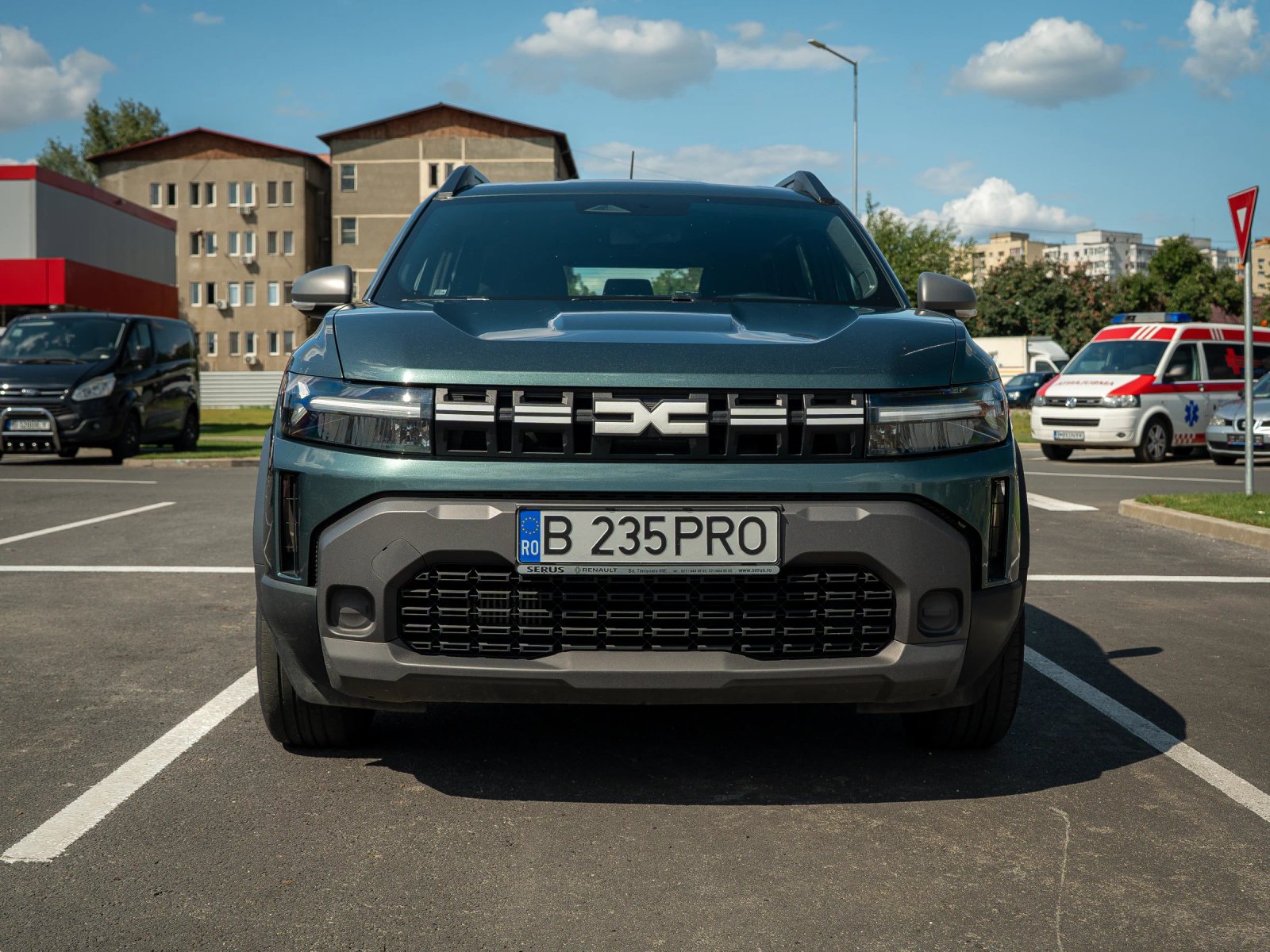 Dacia Duster — vedere frontală în parcare.