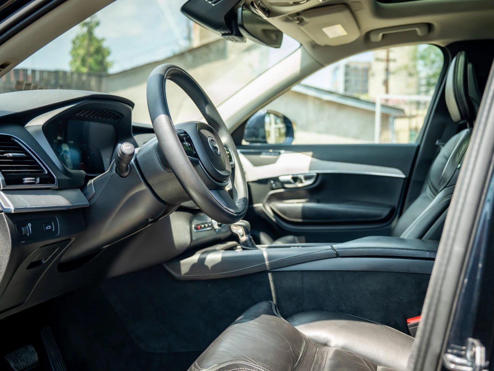 Volvo XC90 — habitaclu cu volan, bord și scaunele din față.