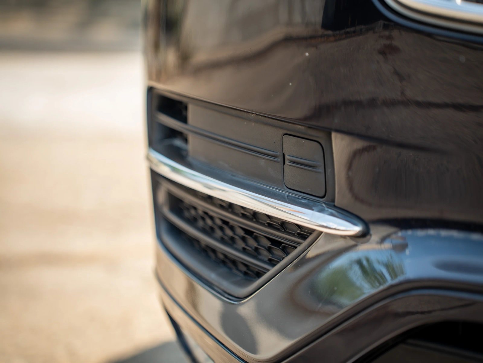 Volvo XC90 — detaliu al barei de protecție din față.