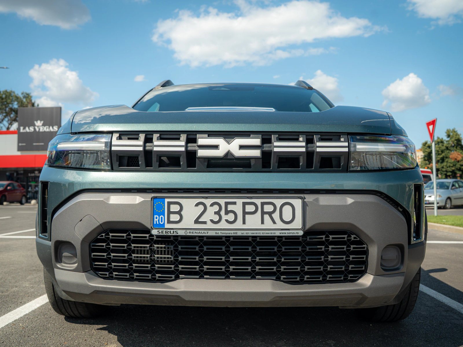 Dacia Duster — vedere frontală în parcare.