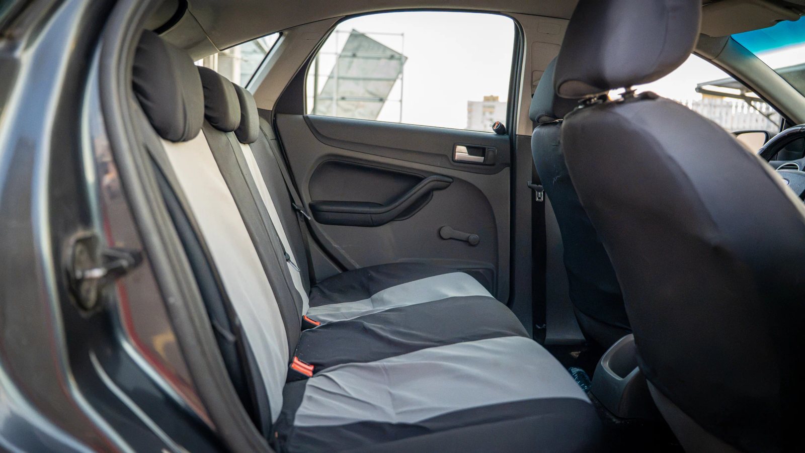 Ford Focus — vedere a banchetei și habitaclului din spate.
