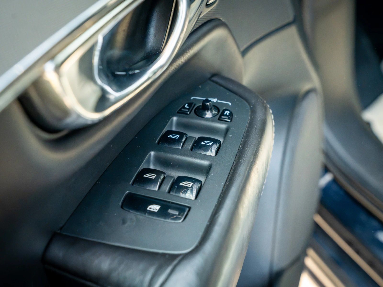 Volvo XC90 — detaliu al comenzilor de pe portieră.