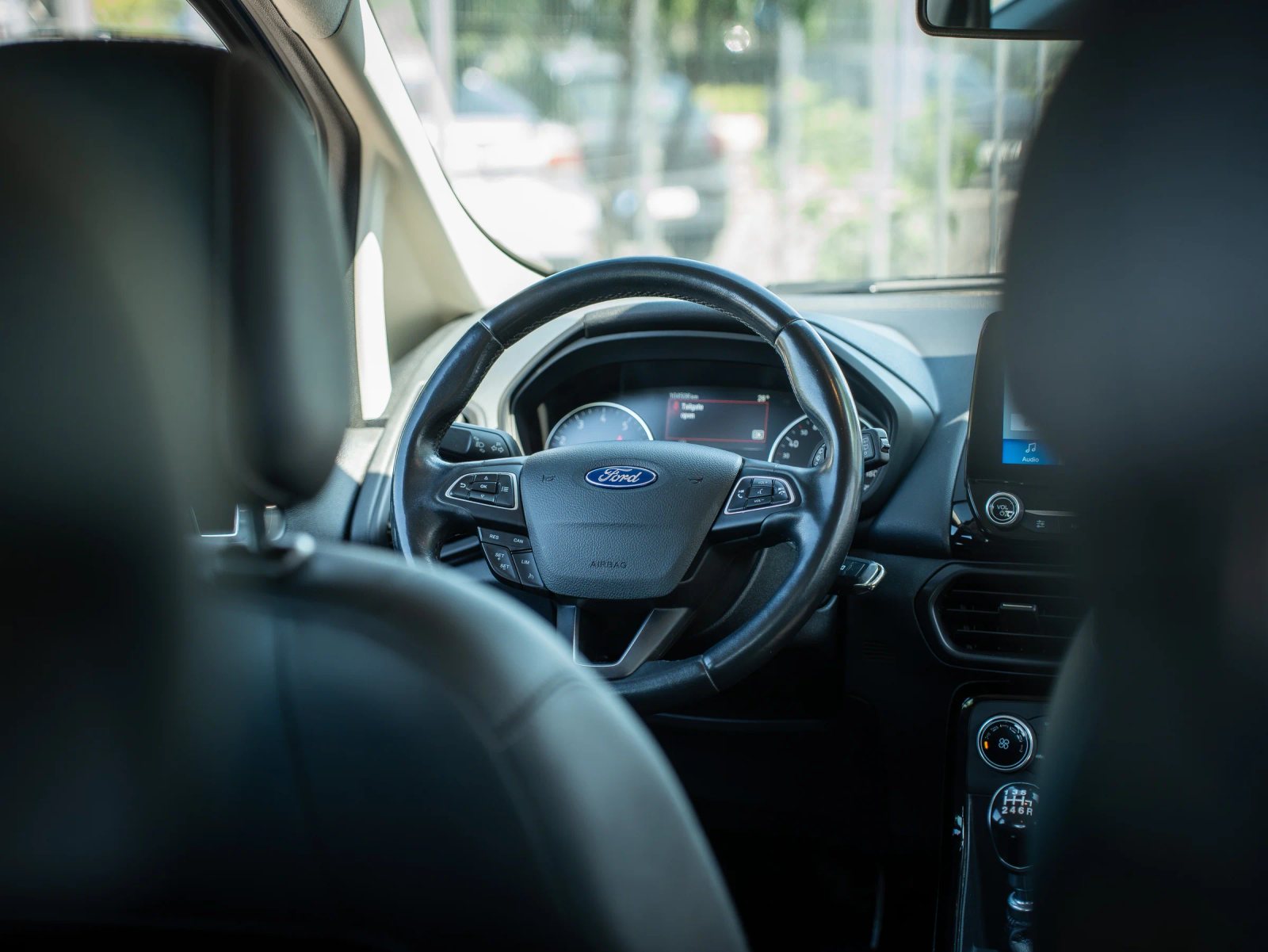 Ford EcoSport — habitaclu cu volan, bord și scaunele din față.