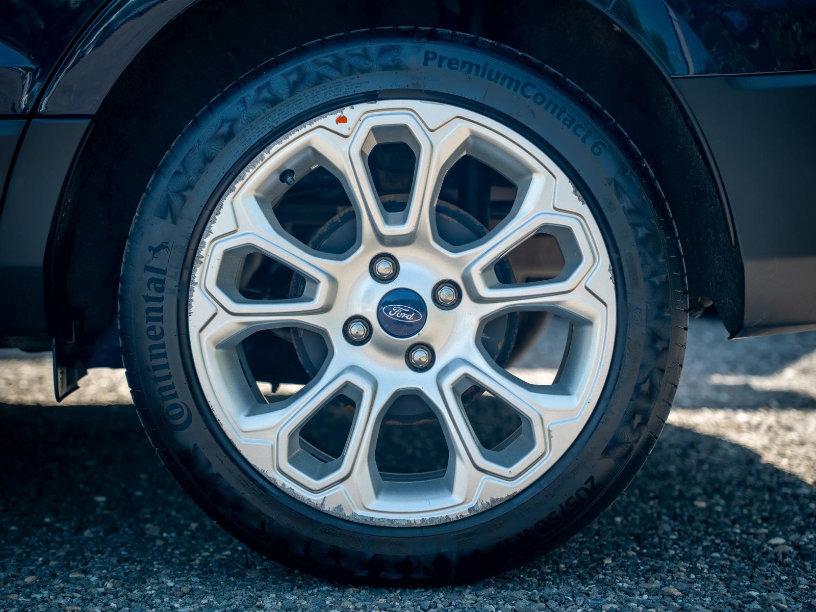 Ford EcoSport — detaliu al jantei și anvelopei.