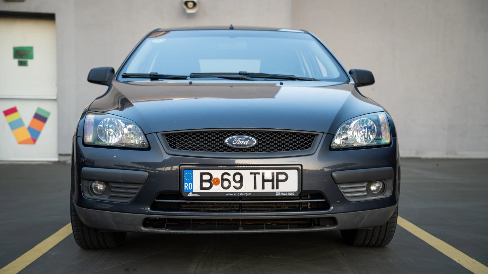 Ford Focus — vedere frontală în parcare.