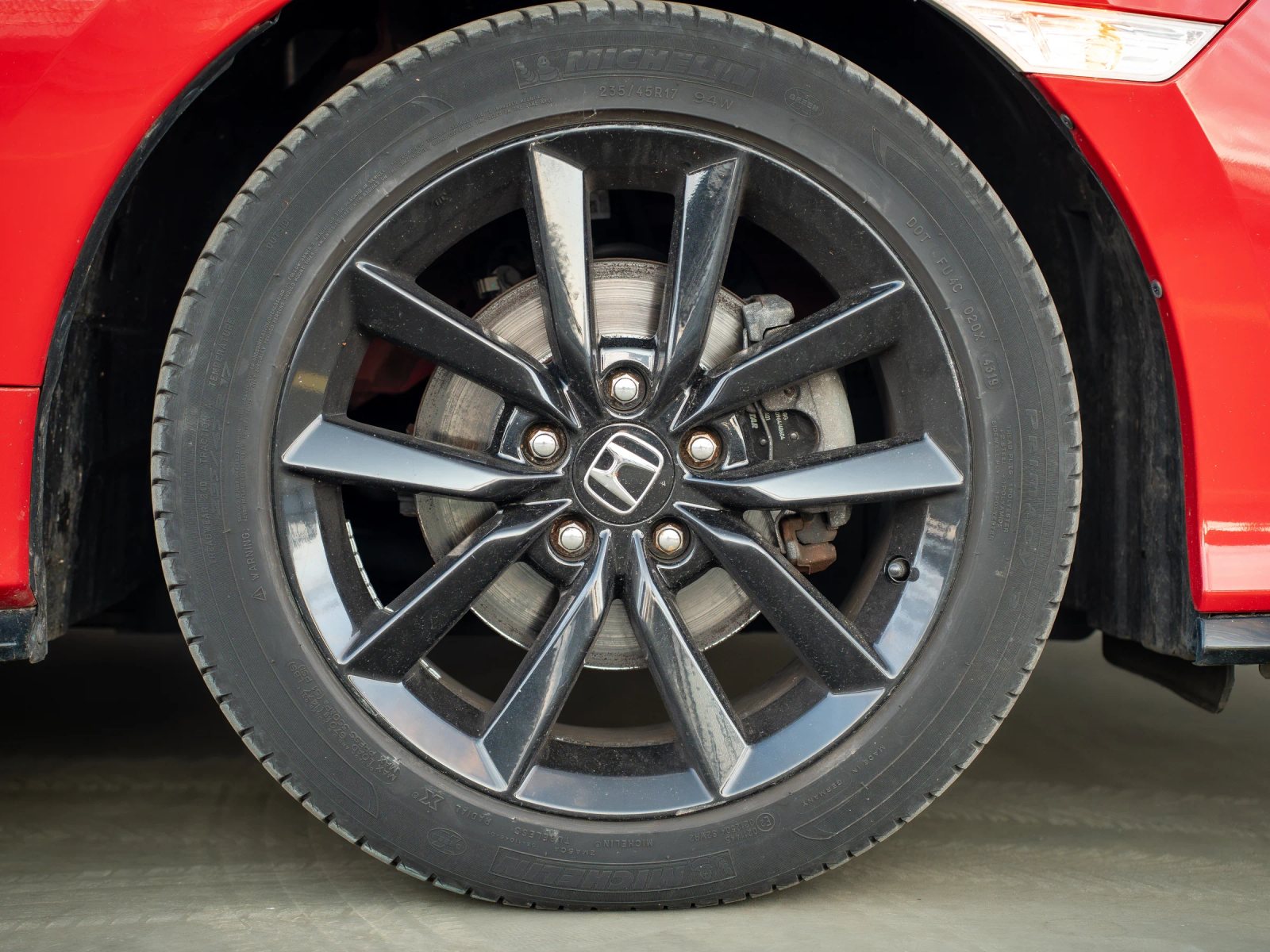 Honda Civic — detaliu al jantei și anvelopei.