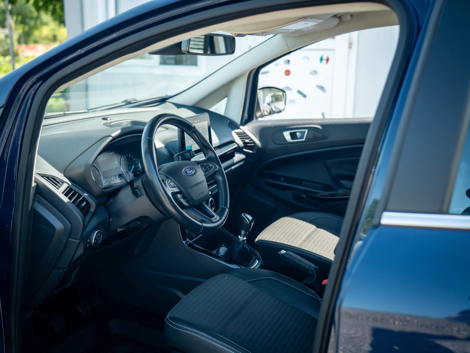 Ford EcoSport — habitaclu cu volan, bord și scaunele din față.