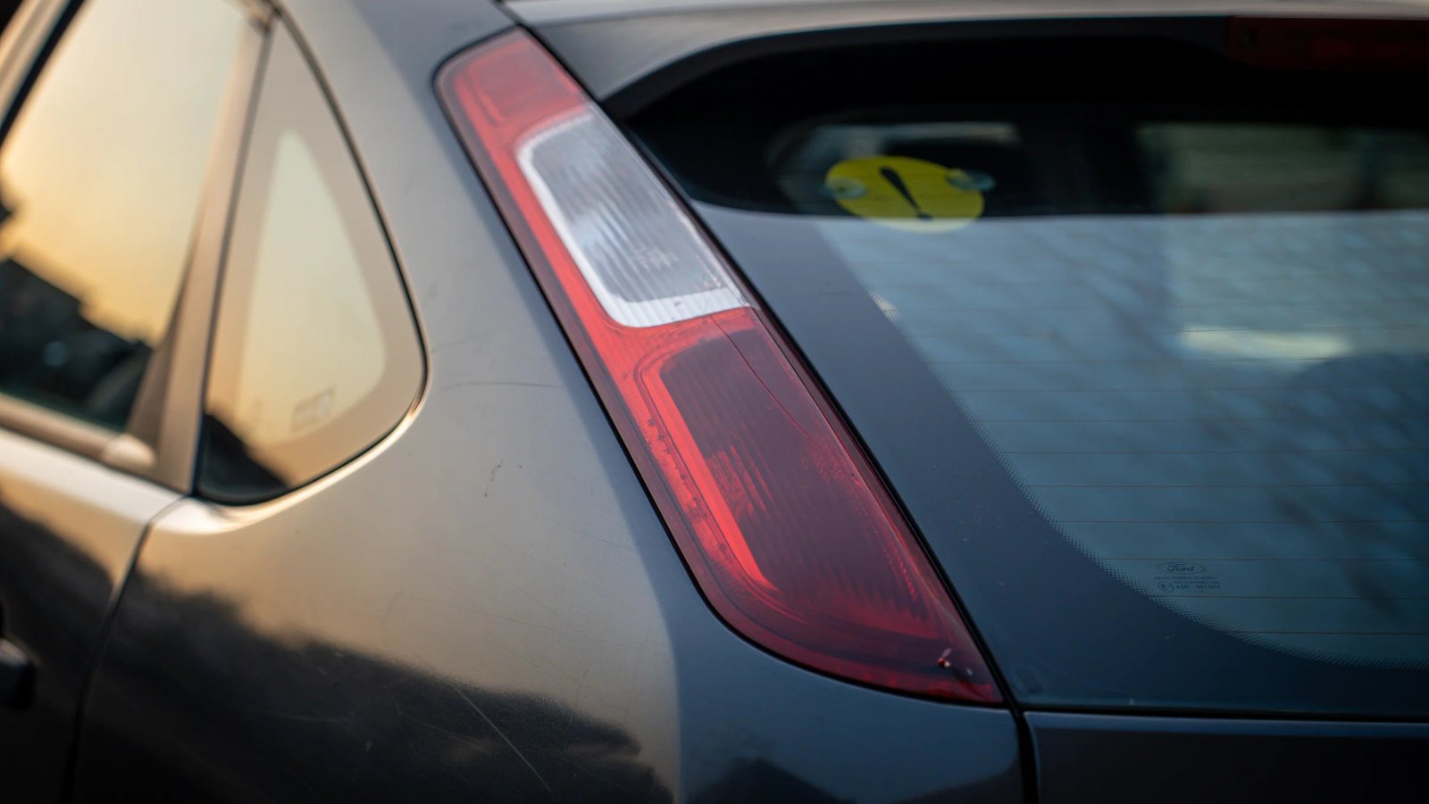 Ford Focus — detaliu al stopului și hayonului.