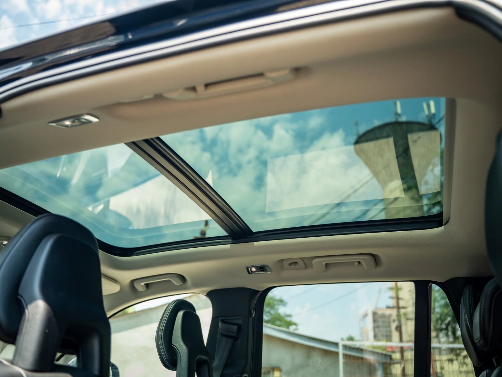 Volvo XC90 — plafonul panoramic văzut din habitaclu.
