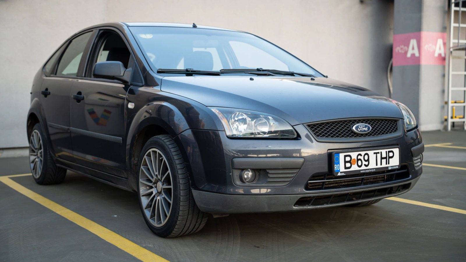 Ford Focus — vedere din față la trei sferturi.