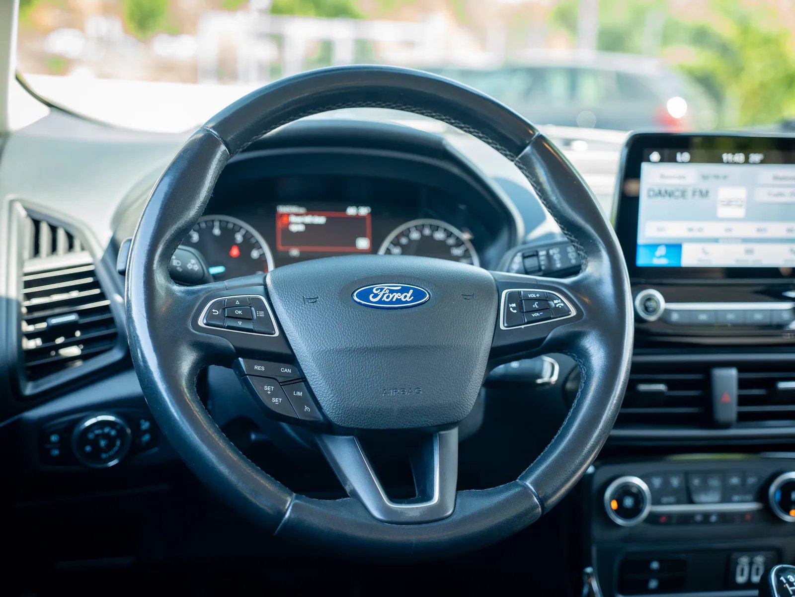 Interior Ford EcoSport cu volanul, instrumentarul de bord și ecranul multimedia în prim-plan