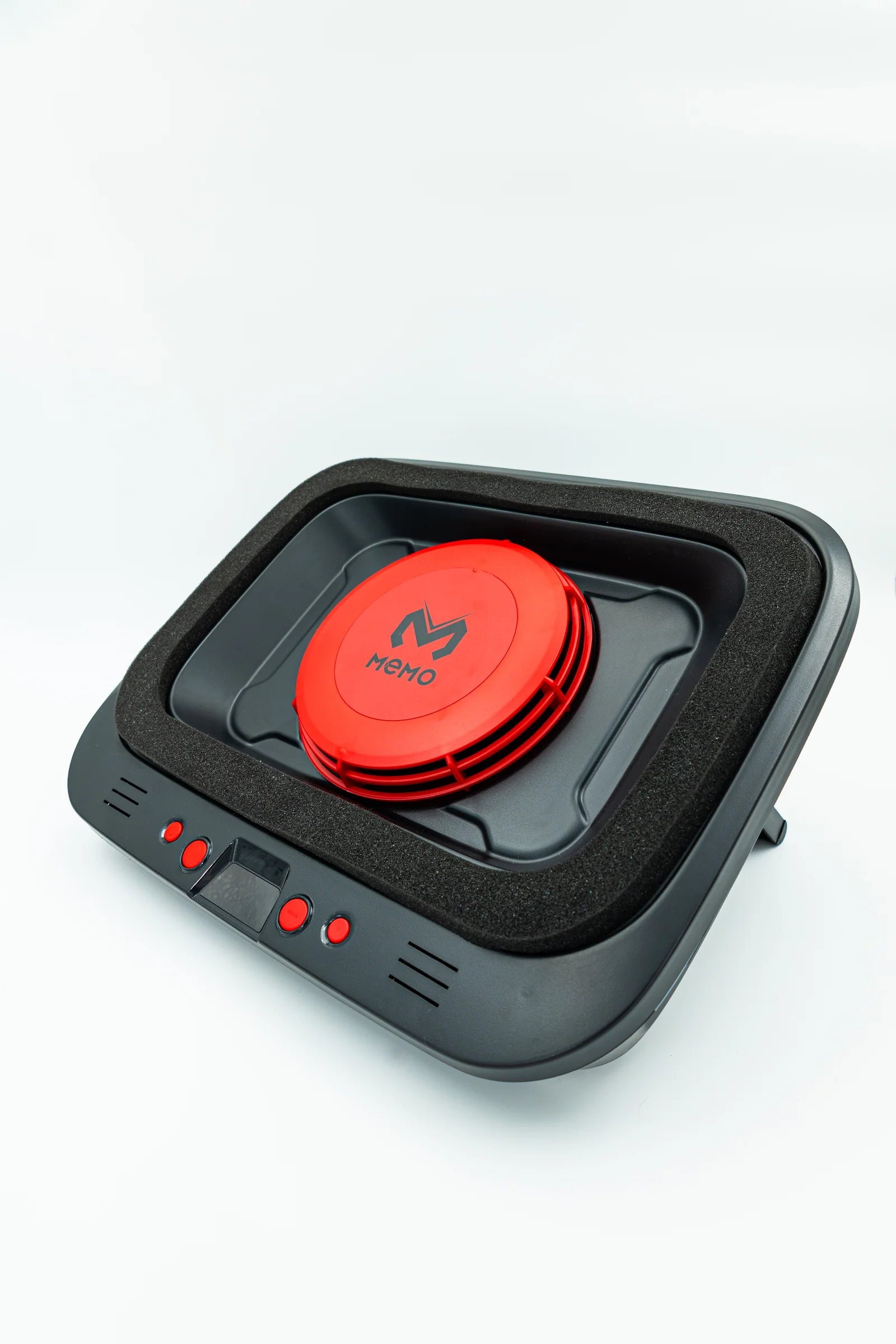 Cooler de laptop negru cu element central roșu, pe fundal alb
