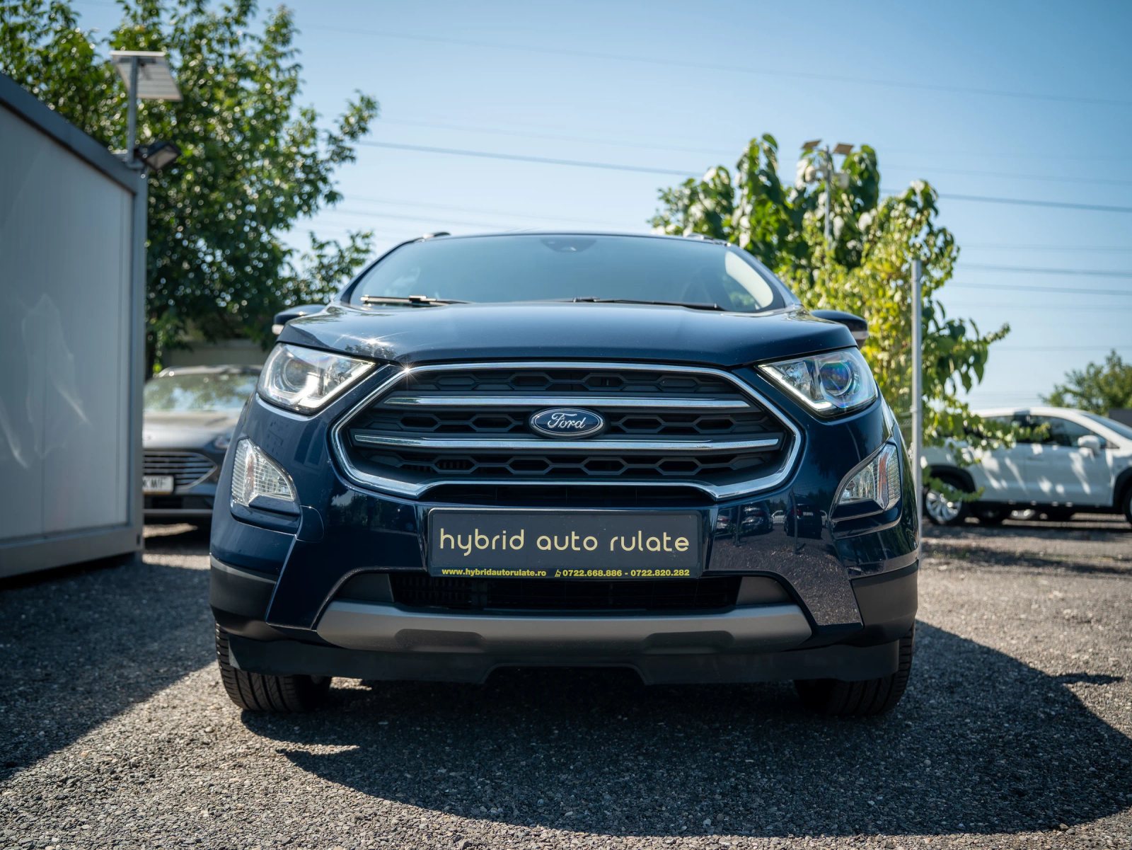 Ford EcoSport — vedere frontală în parcare.