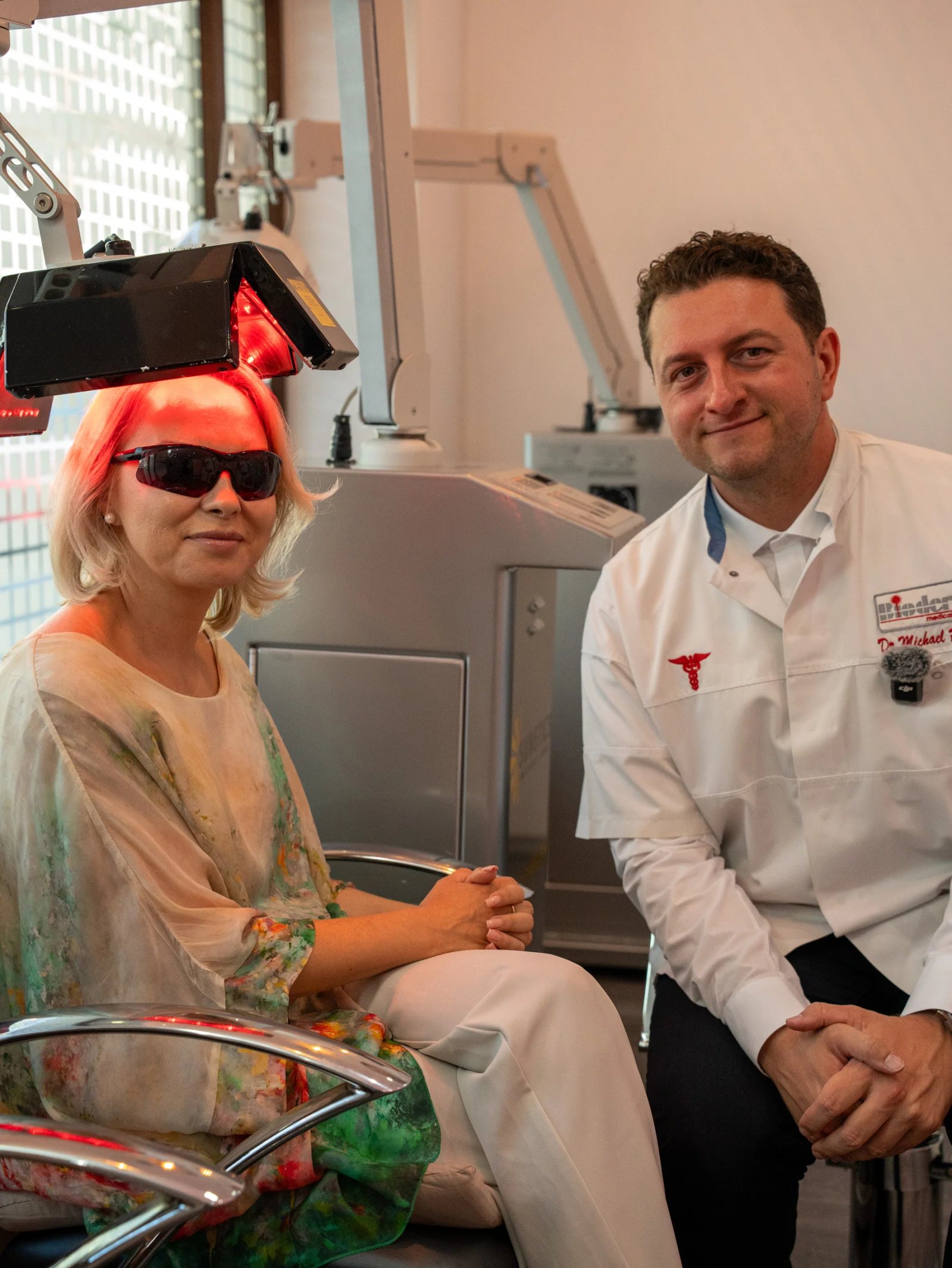 Portretul unei vizitatoare alături de un specialist Bioderm