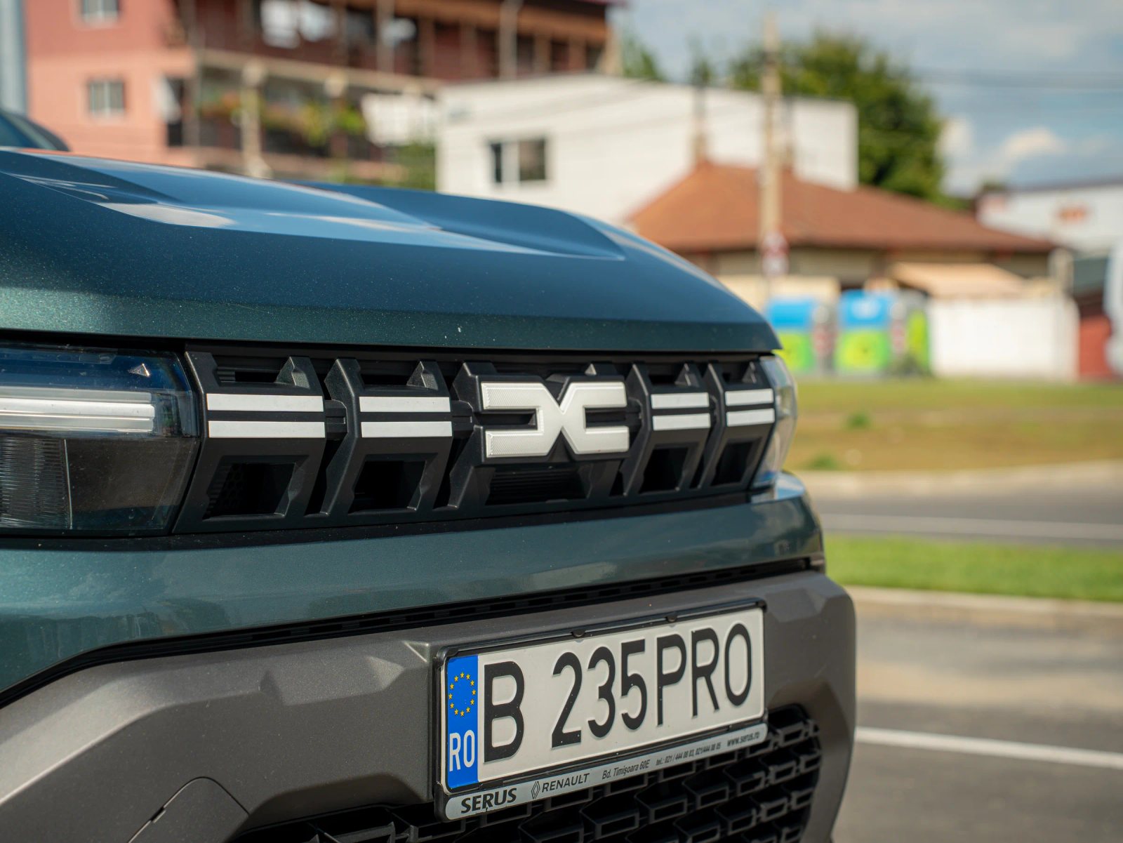 Dacia Duster — detaliu al grilei frontale și emblemei.