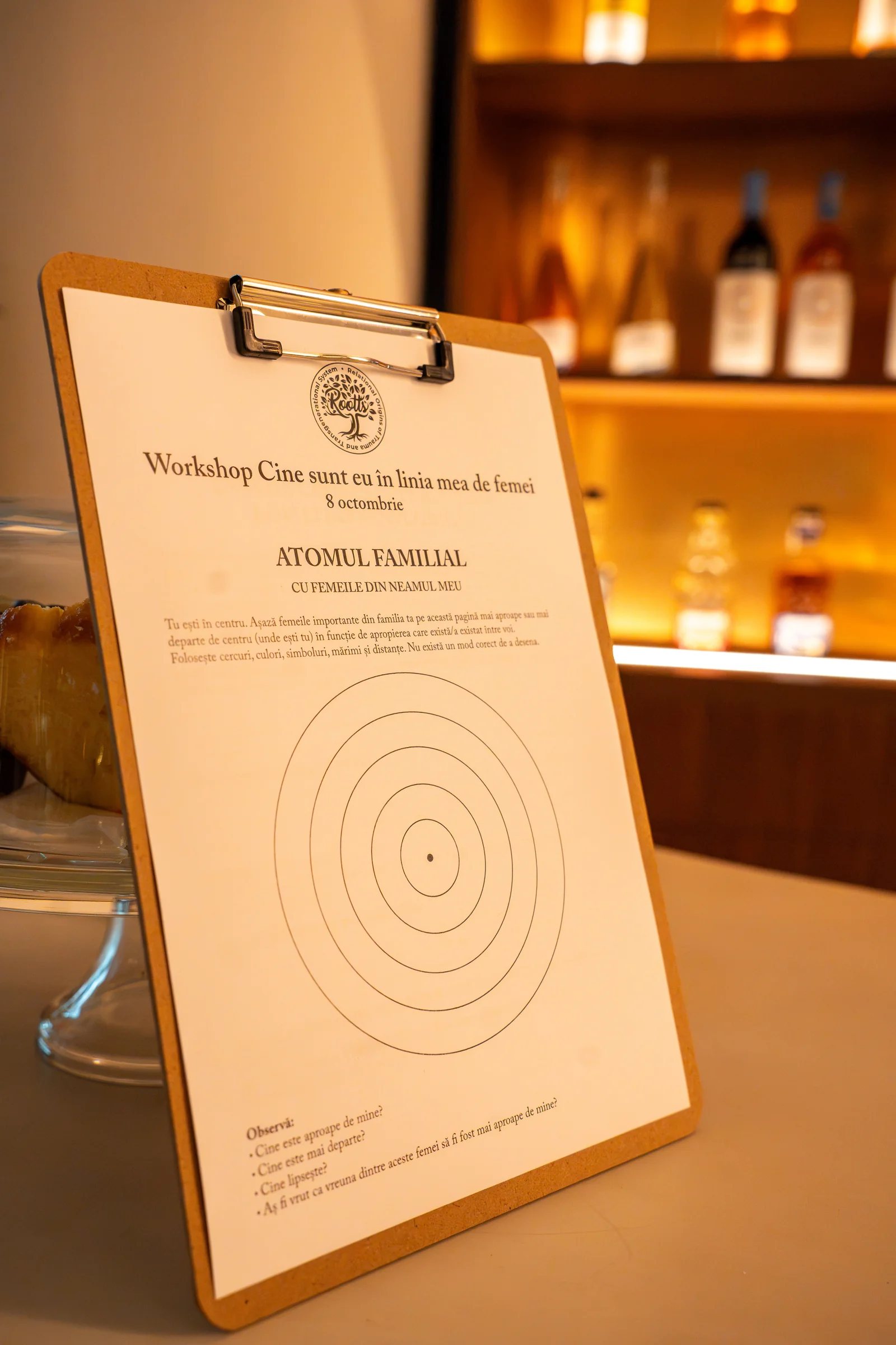 Fișă de lucru pentru atelierul de psihogenealogie, pe clipboard