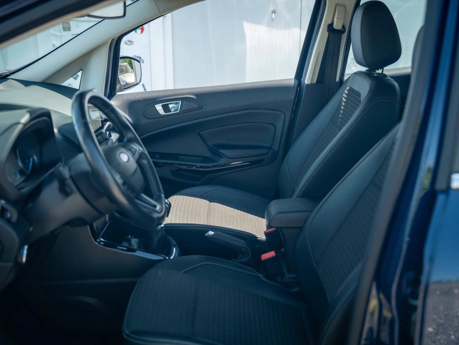 Ford EcoSport — scaunele din față văzute prin portieră.
