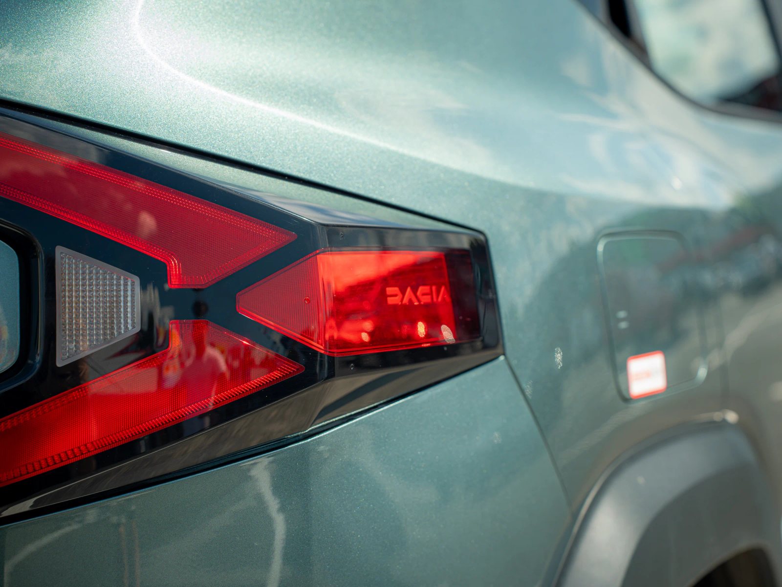 Dacia Duster — detaliu al stopului și hayonului.