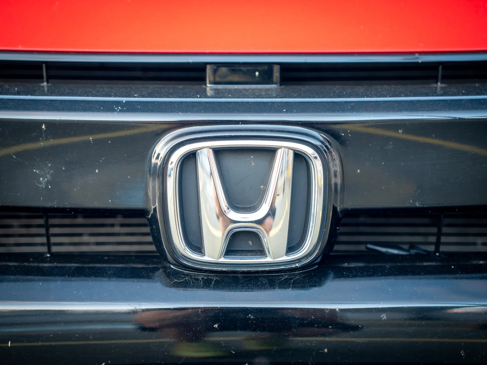 Honda Civic — prim-plan al emblemei de pe caroserie.