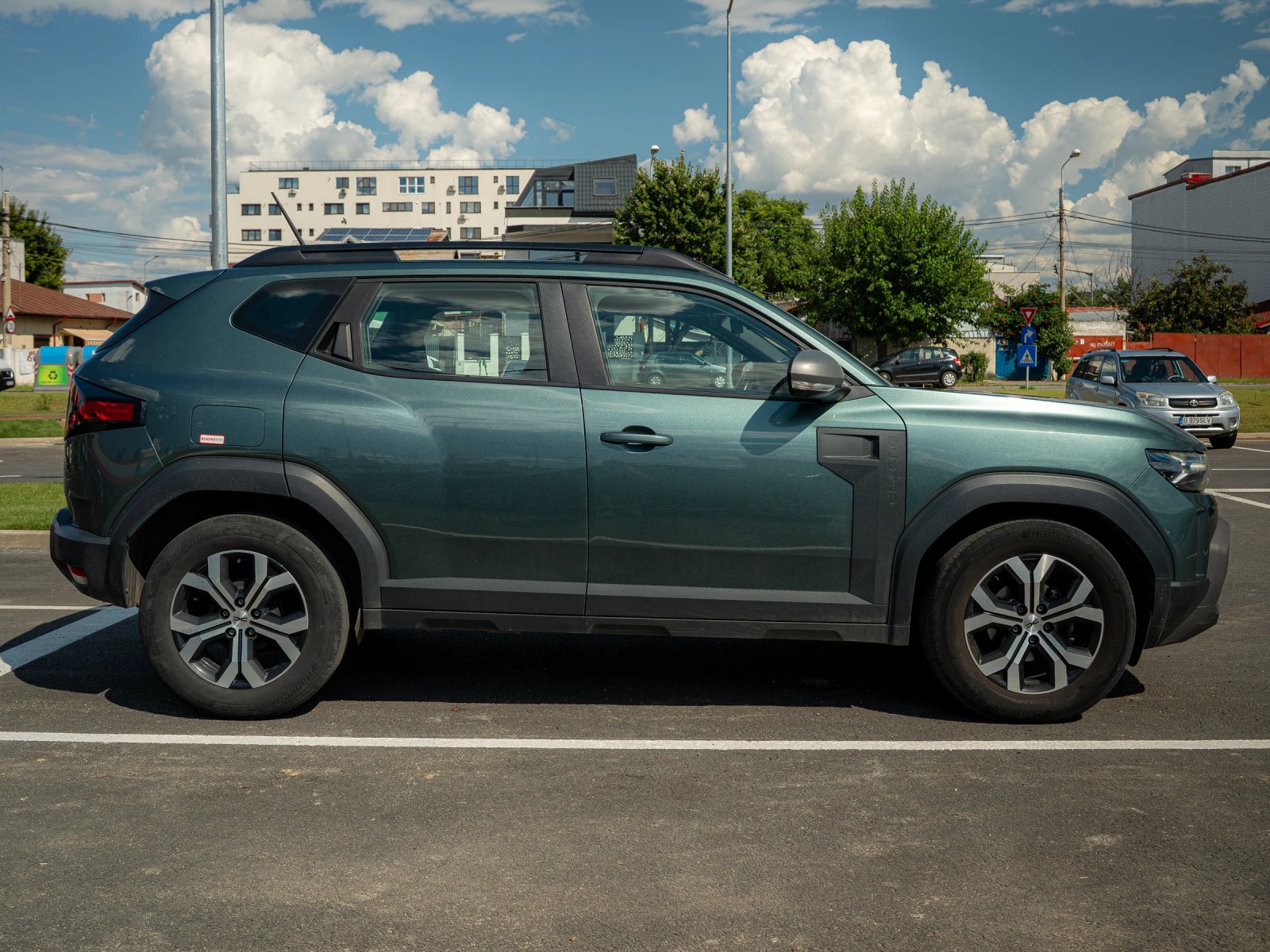 Dacia Duster — profil lateral complet.