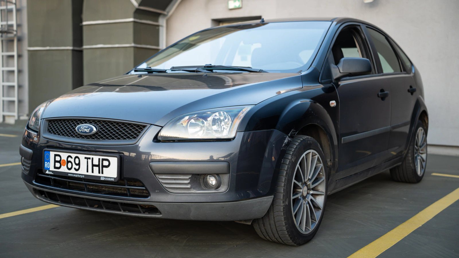 Ford Focus — vedere din față la trei sferturi.