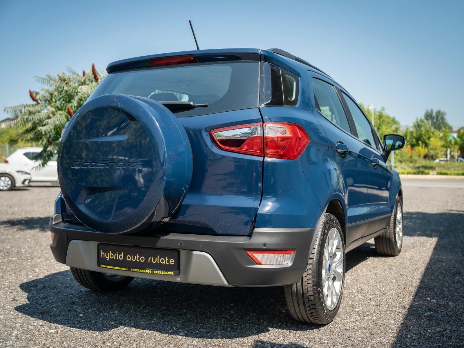 Ford EcoSport — vedere din spate la trei sferturi.
