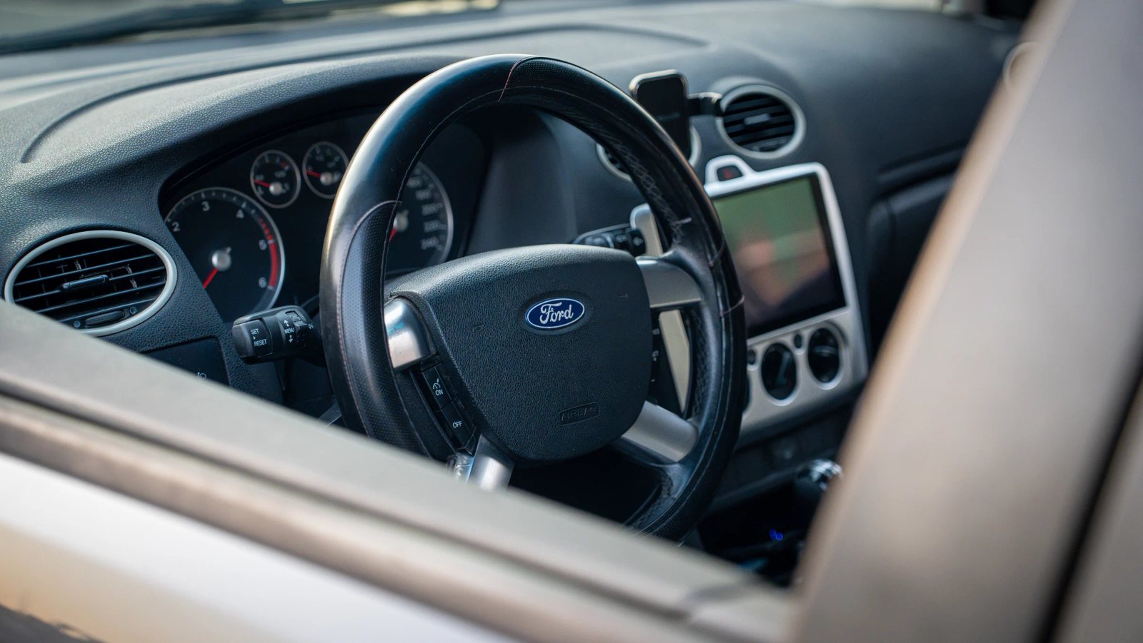 Ford Focus — habitaclu cu volan, bord și scaunele din față.