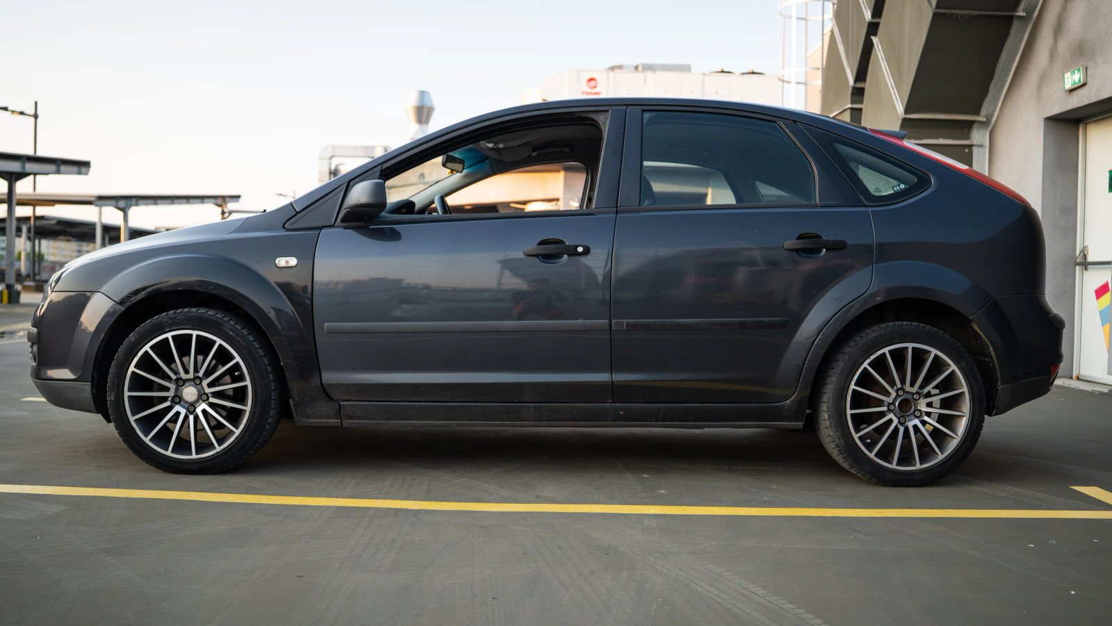 Ford Focus — profil lateral complet.