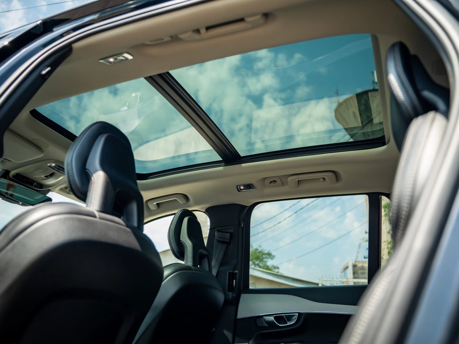 Volvo XC90 — plafonul panoramic văzut din habitaclu.