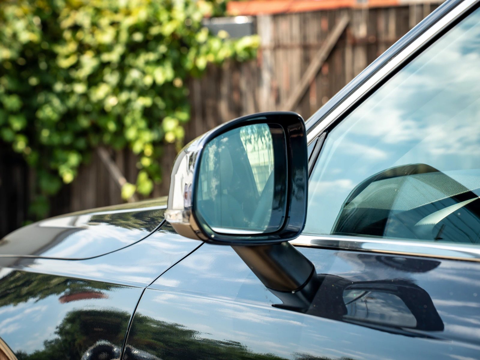 Volvo XC90 — detaliu al oglinzii exterioare.