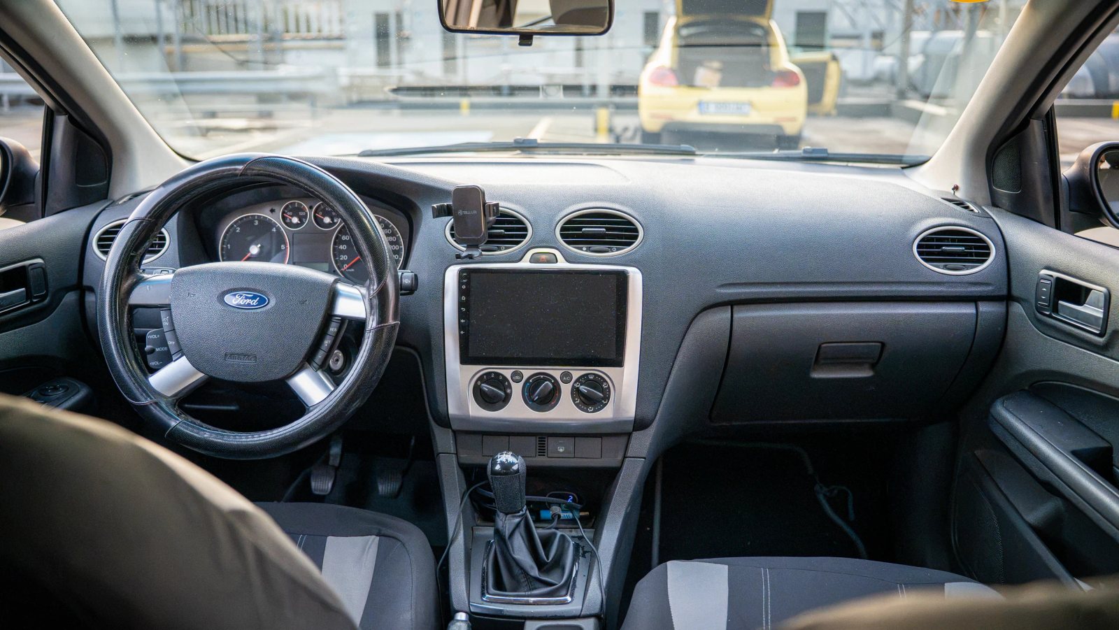 Ford Focus — vedere de ansamblu a bordului și consolei centrale.