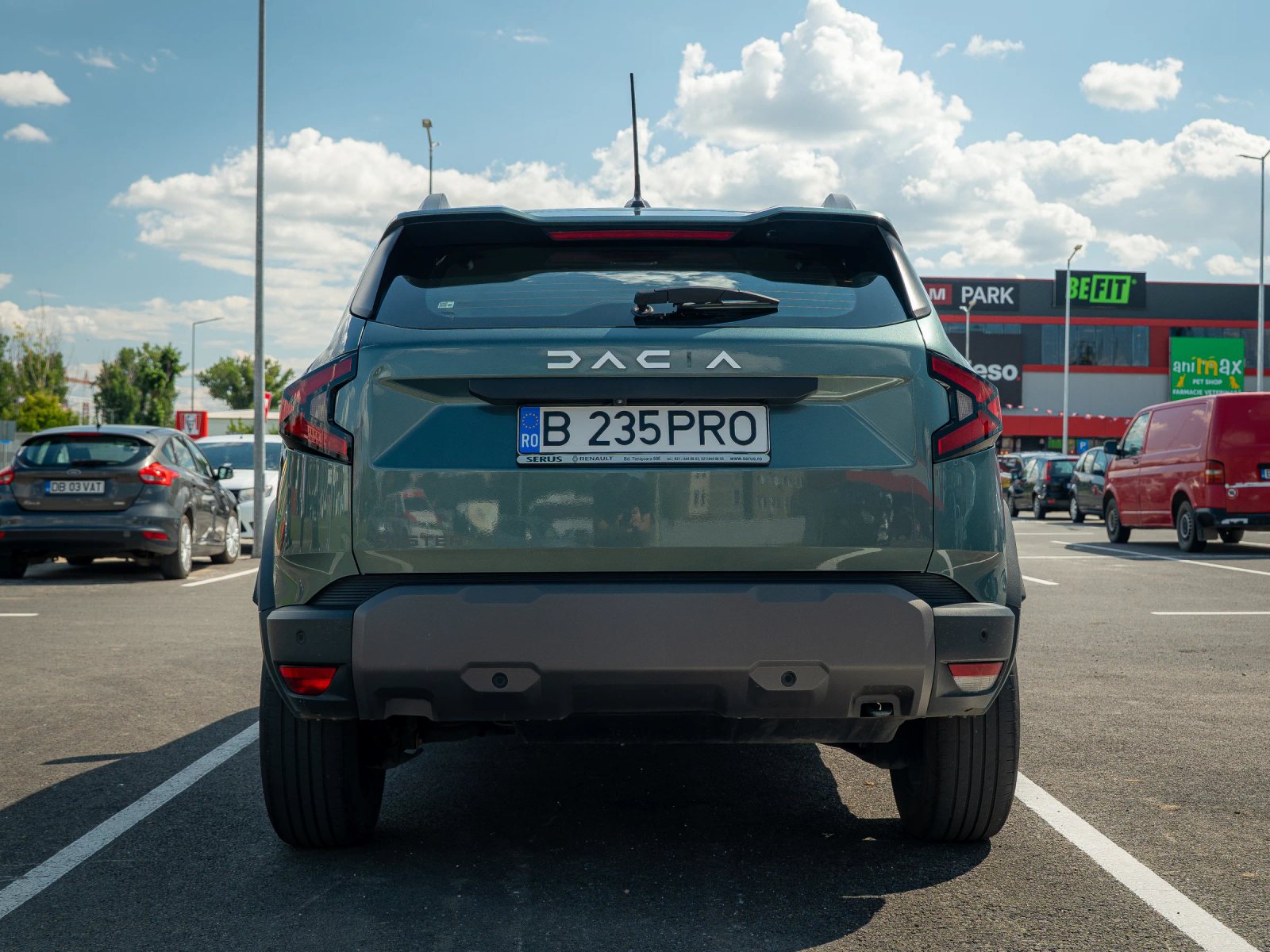 Dacia Duster — vedere din spate.
