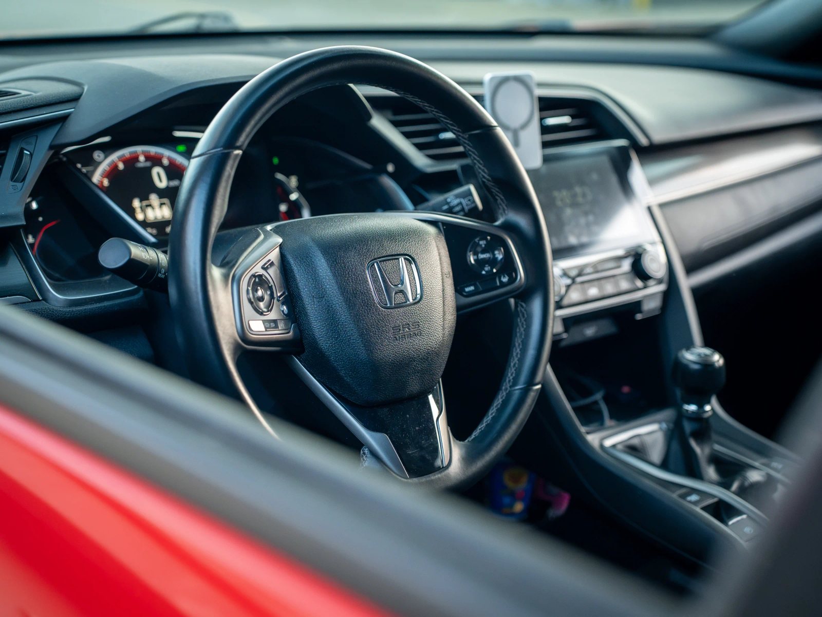 Honda Civic — habitaclu cu volan, bord și scaunele din față.