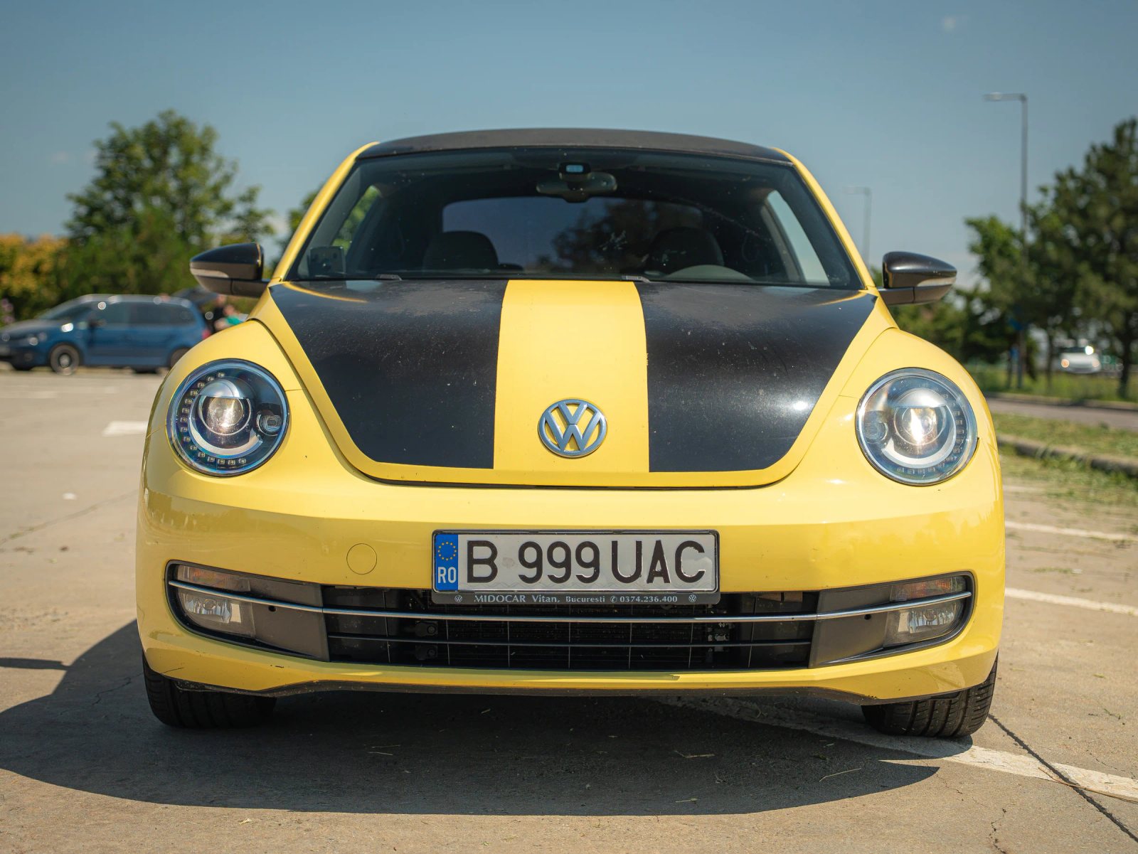 Volkswagen Beetle — vedere frontală în parcare.