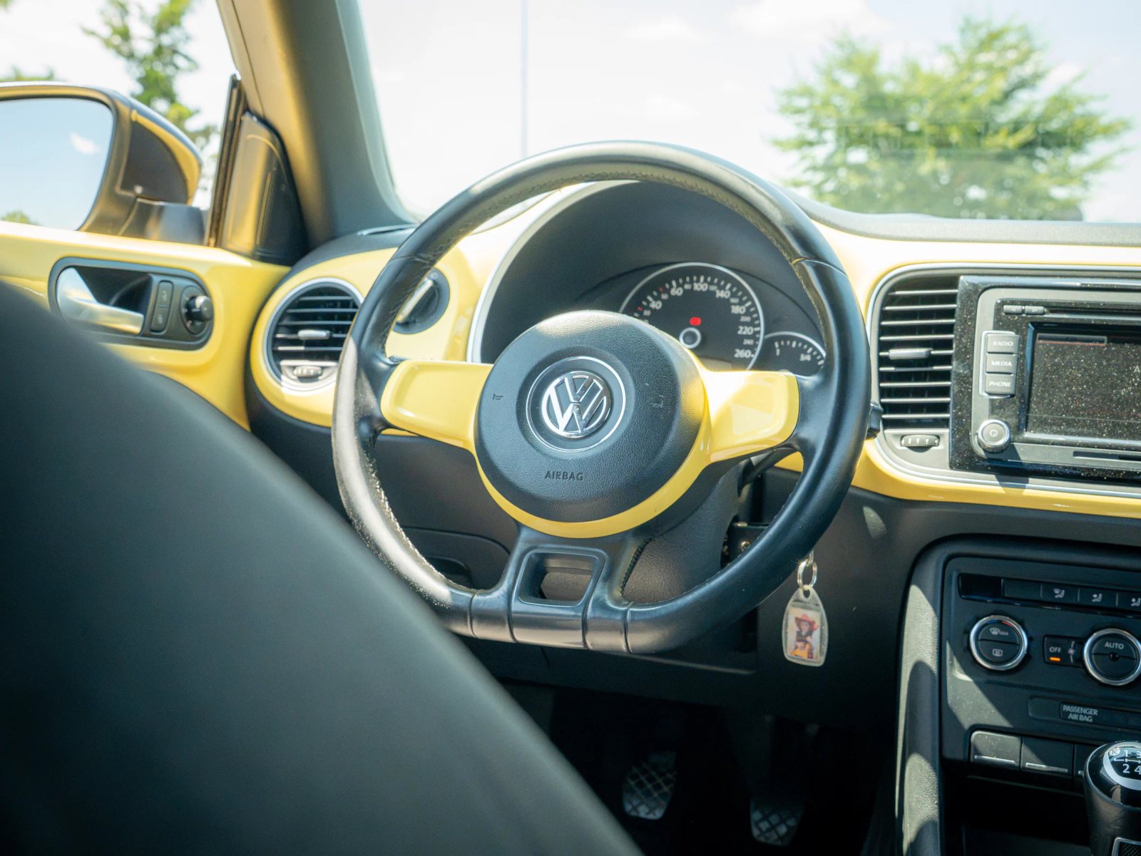 Volkswagen Beetle — habitaclu cu volan, bord și scaunele din față.