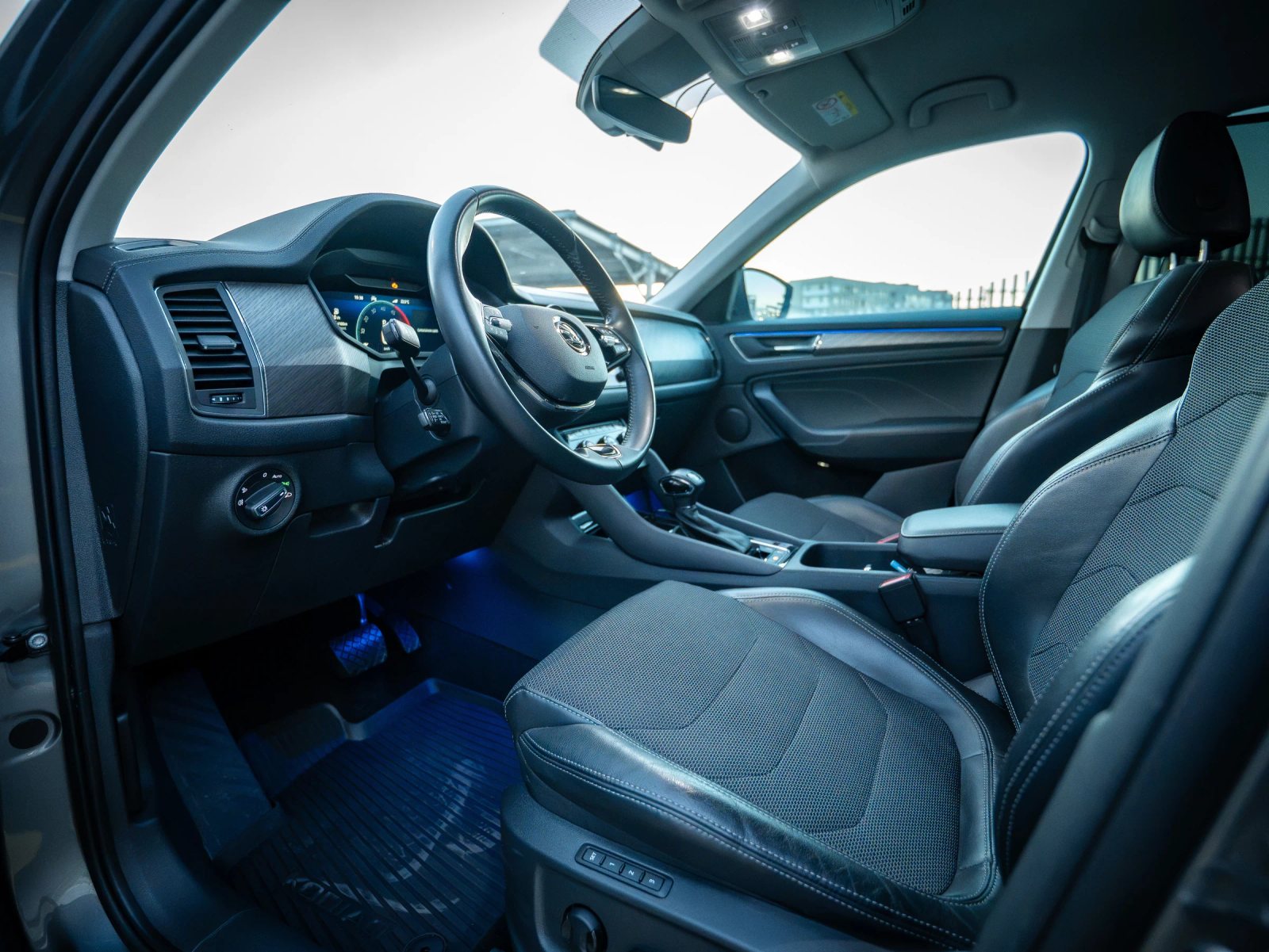 Škoda Kodiaq gri, vedere de ansamblu asupra locului șoferului.