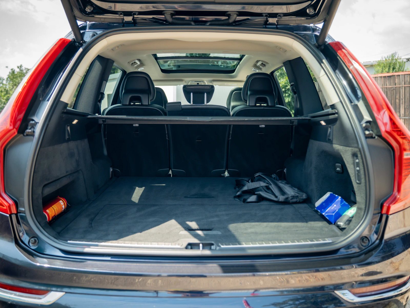 Volvo XC90 — portbagaj deschis, văzut din spate.
