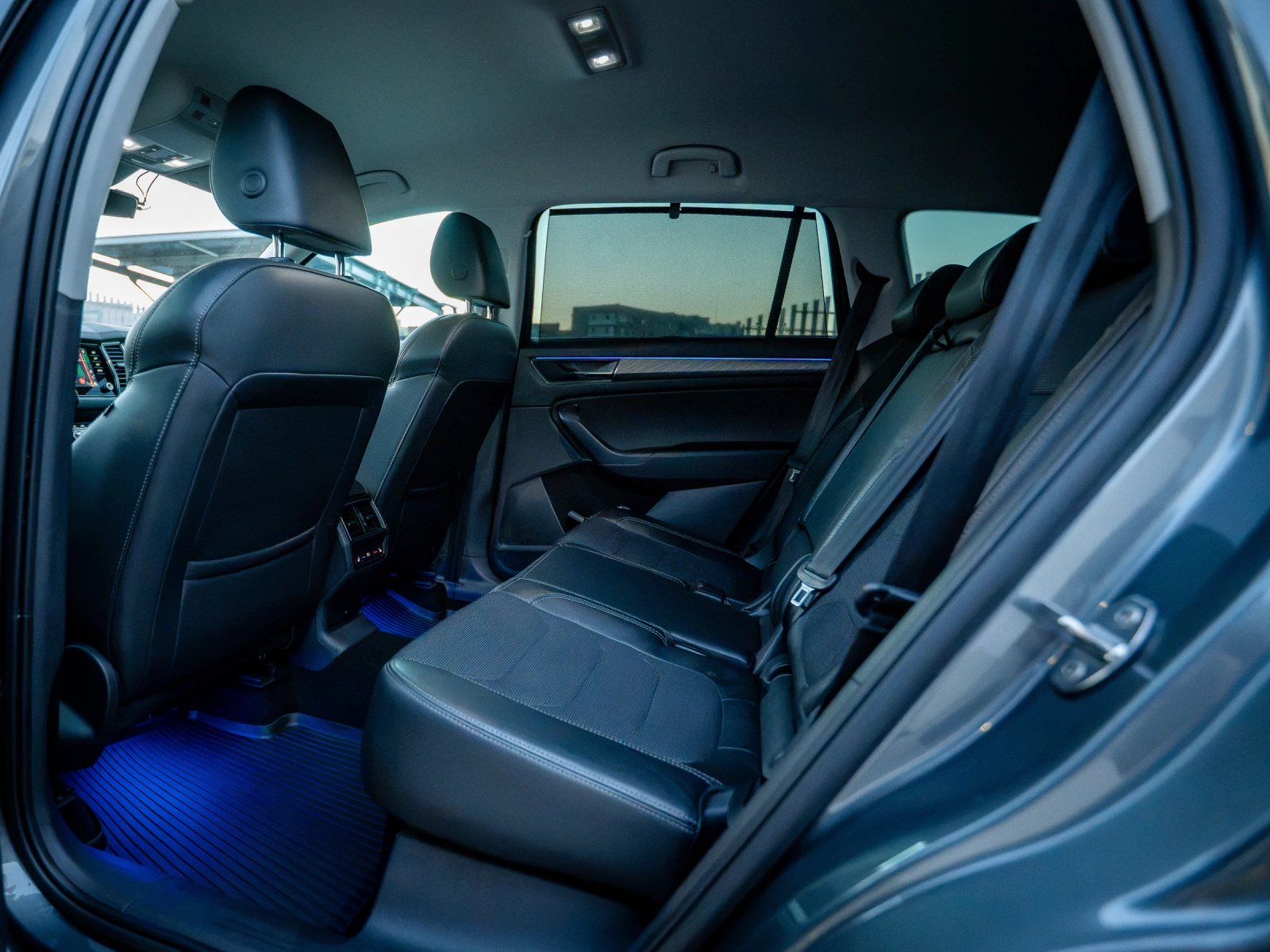 Škoda Kodiaq gri, vedere laterală de ansamblu asupra banchetei din spate.