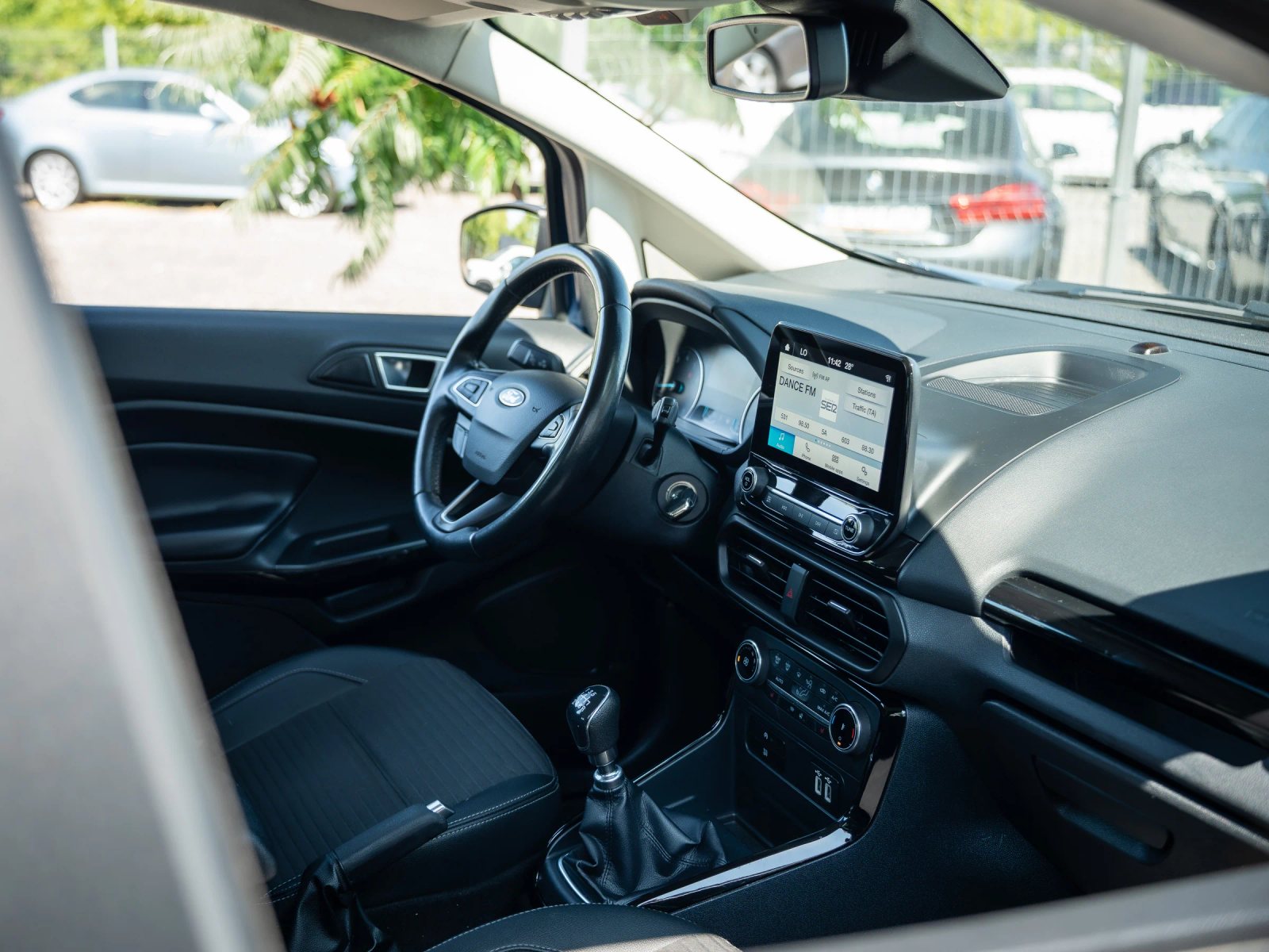 Ford EcoSport — habitaclu cu volan, bord și scaunele din față.