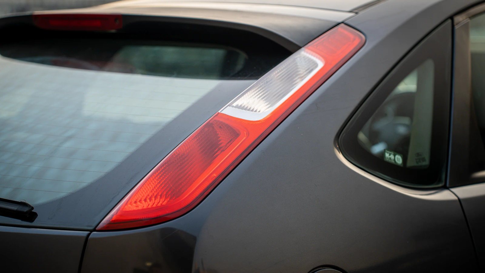Ford Focus — detaliu al stopului și hayonului.